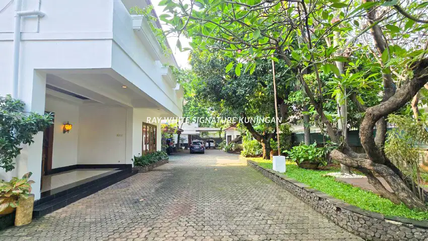 Rumah Mewah 2 Kavling di Lokasi Prime Dekat Senayan Jakarta Selatan
