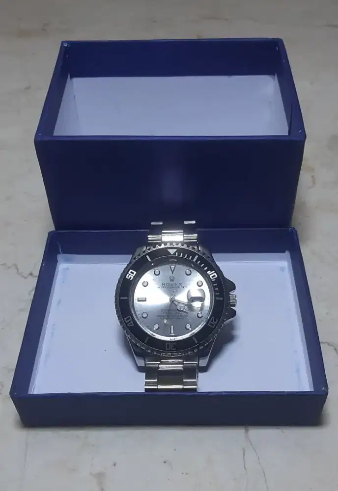 Jam tangan ROLEX SUBMARINER