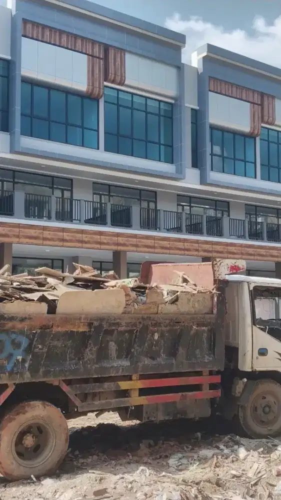 Buang sampah puing bangunan sampah daun.