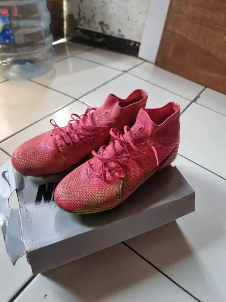 Sepatu bola Nike second