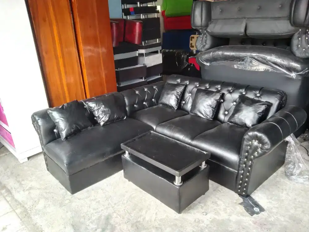 Sofa Full Bantalan Sudut L Kancing Minimalis dengan Meja