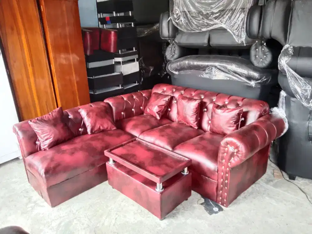 Sofa Full Bantalan Sudut L Kancing Minimalis dengan Meja