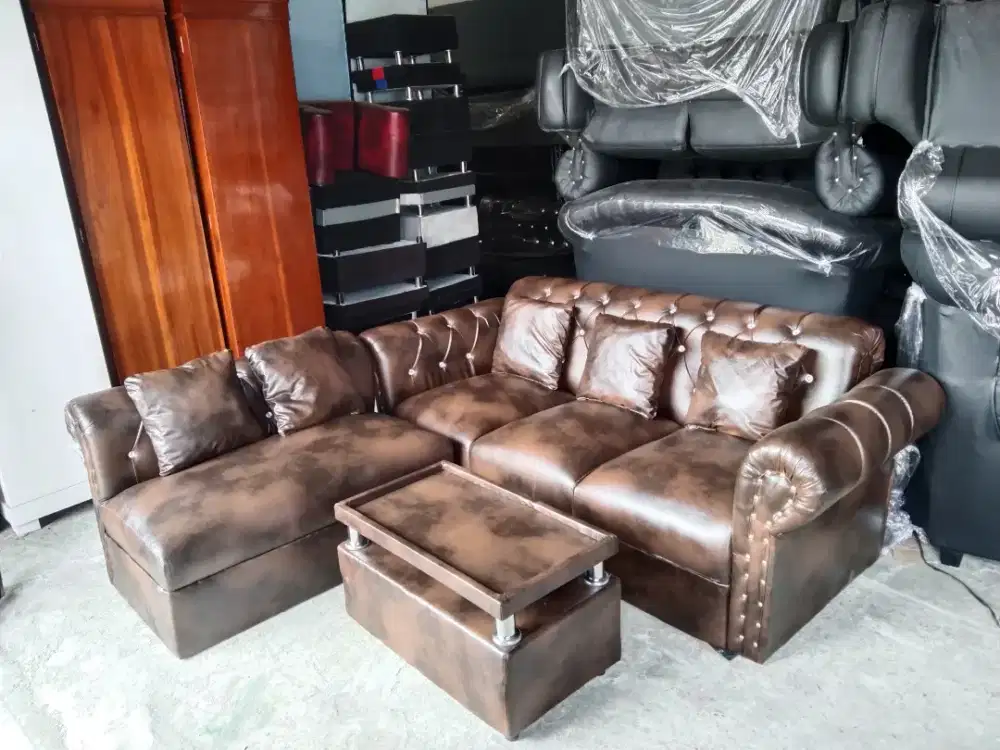 Sofa Full Bantalan Sudut L Kancing Minimalis dengan Meja