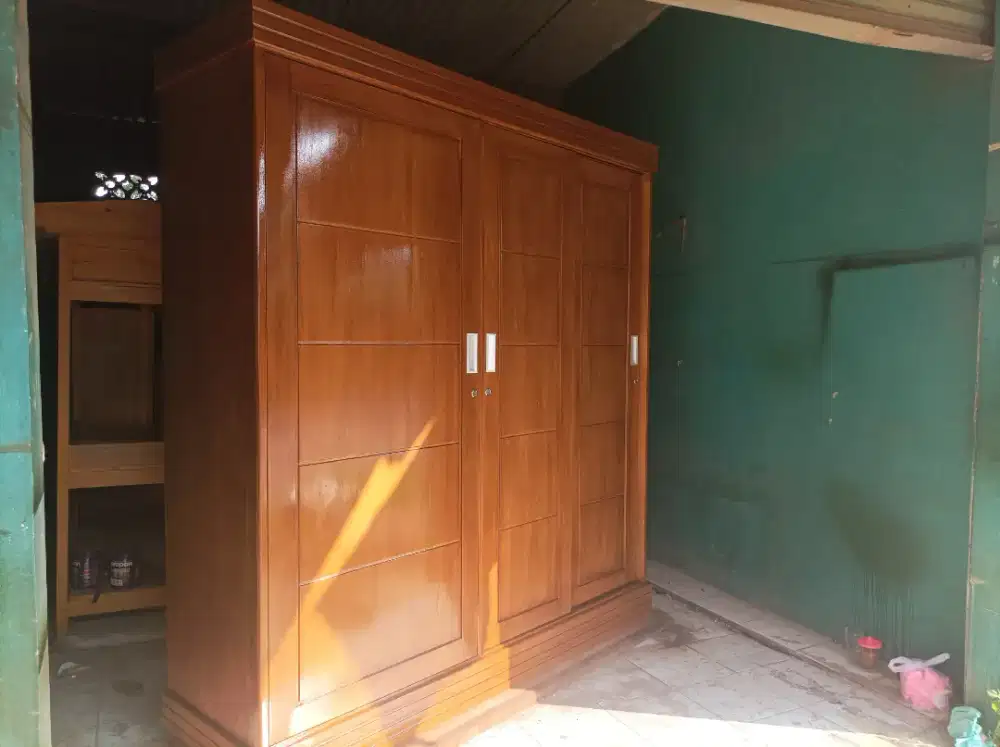 Lemari baju bahan kayu
