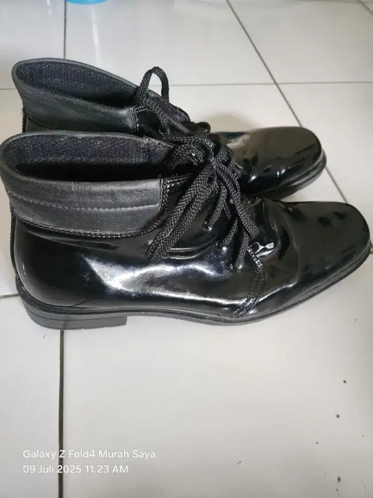 Sepatu kantor kulit,ukuran 42,,masih bagus,muluss,,cek,cek aja.cod bjb