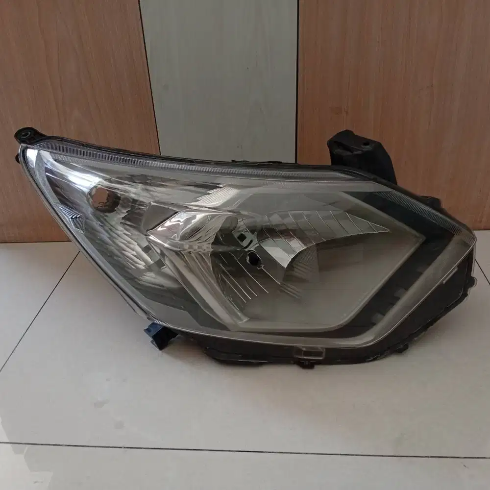 Headlamp Depan Kanan Original Daihatsu Sigra 2016