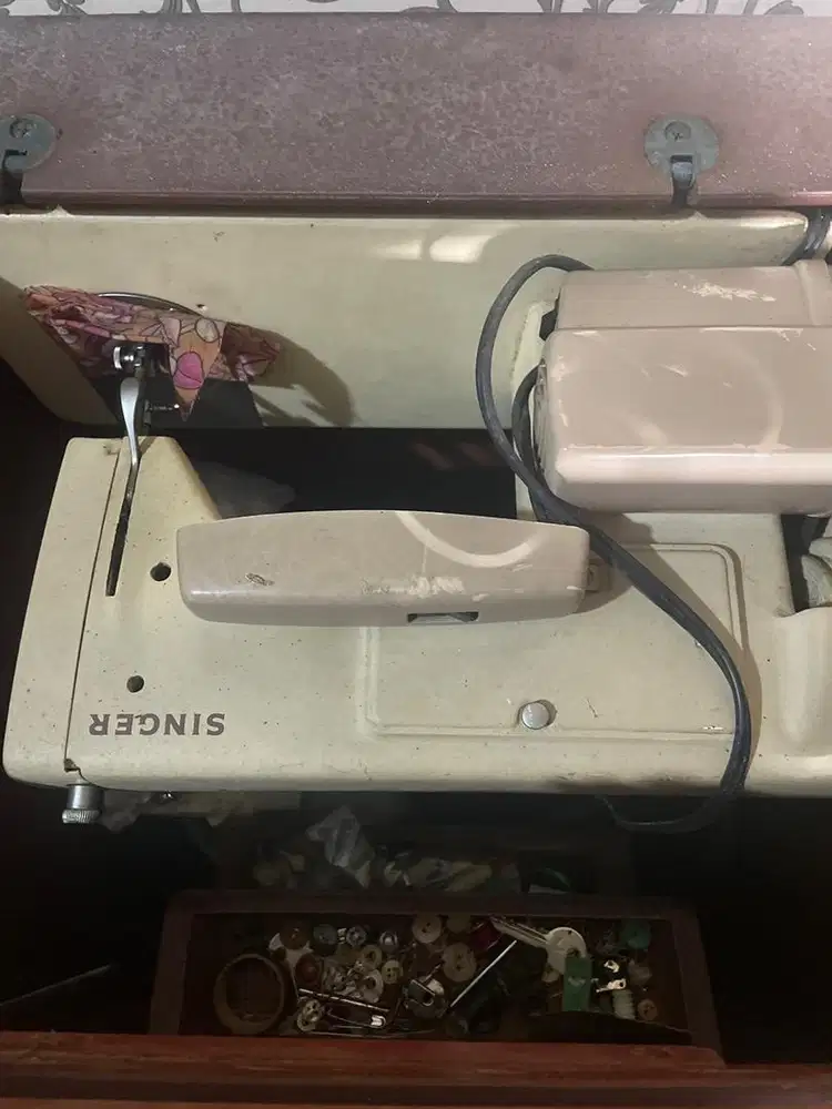 Mesin jahit singer plus lemari jati antik