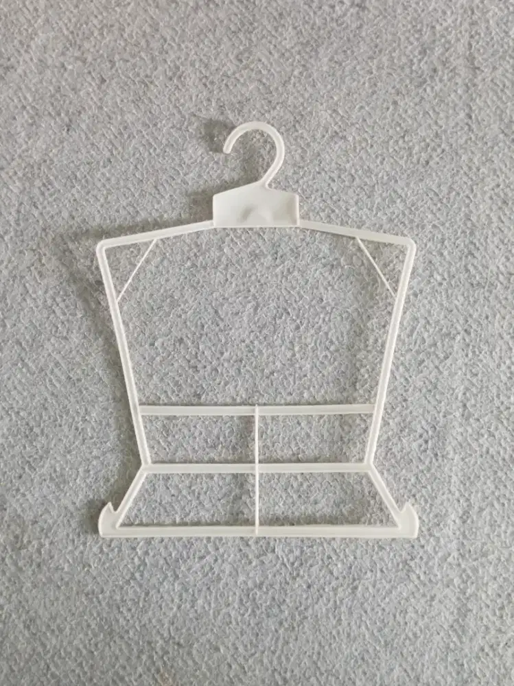 Hanger Kotak Setelan Anak Plastik Bekas