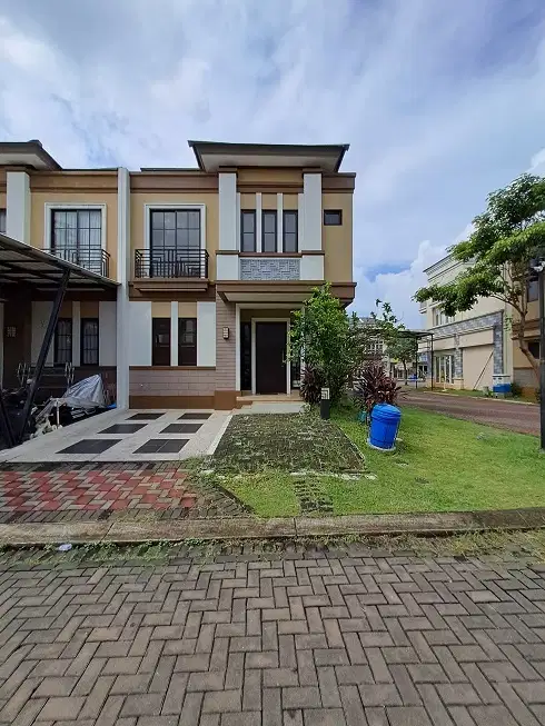 Rumah sudah direnovasi, hoek, utara dan barat, di Cluster Savia BSD