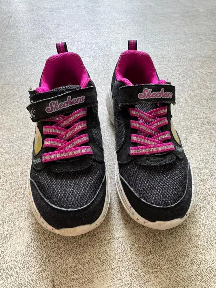 Sepatu Skechers anak perempuan