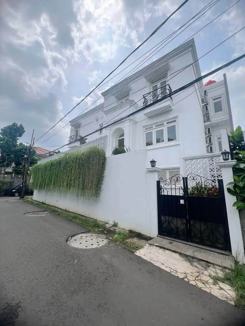 Rumah Mewah Luas 200 m2 Ampera Jakarta Selatan