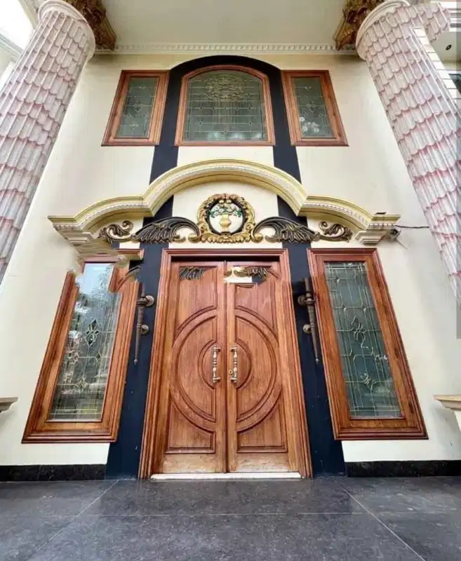 rumah mewah 3 lantai  area tenang