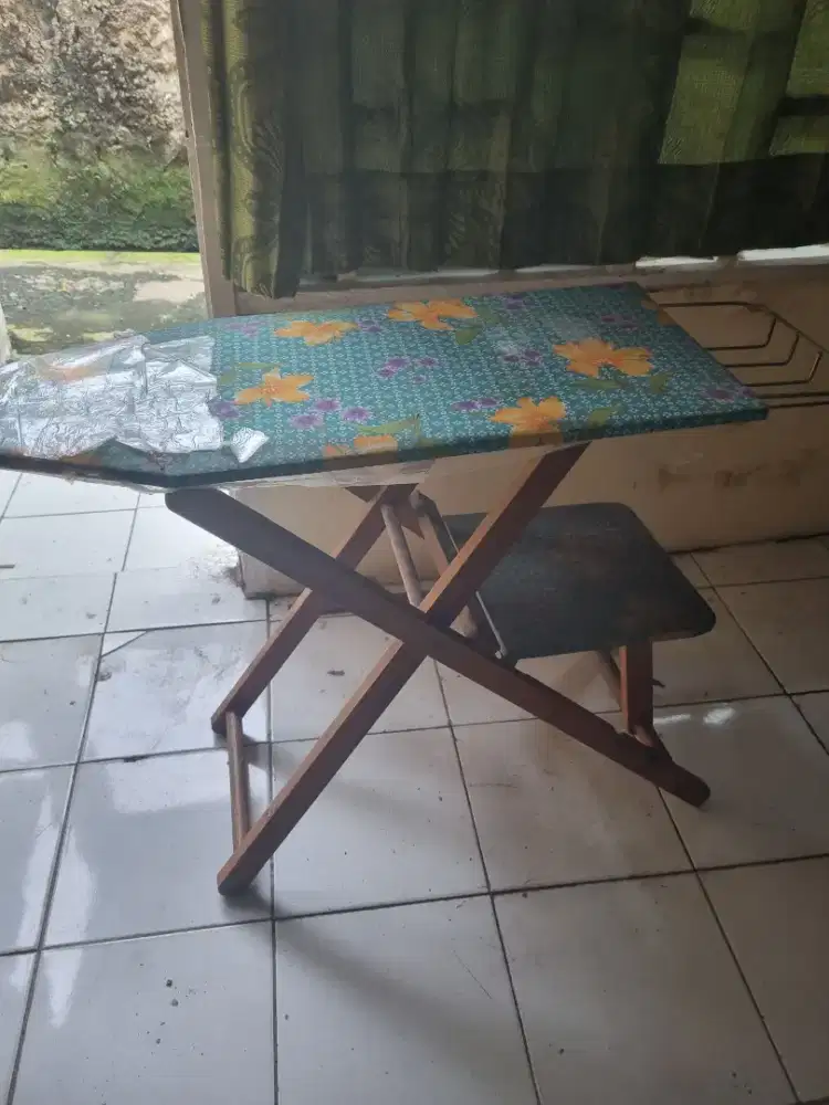 Meja setrika kayu