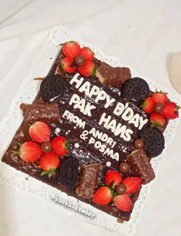 Kue ulang tahun Fudge brownies strawberry