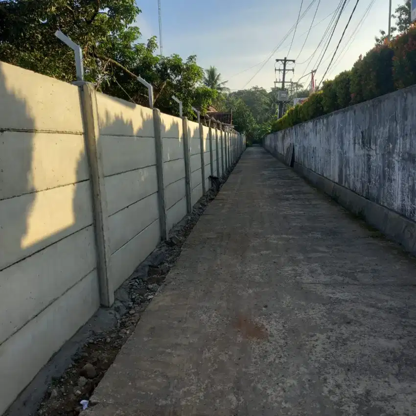 Pagar panel dan kawat duri