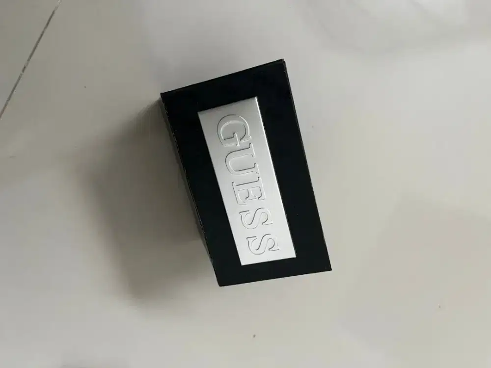 Kotak jam tangan guess
