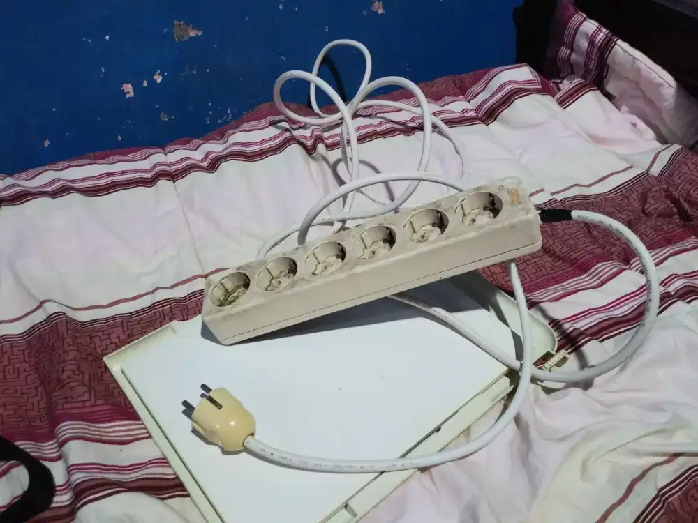 Stop kontak / kombinasi 6 lubang