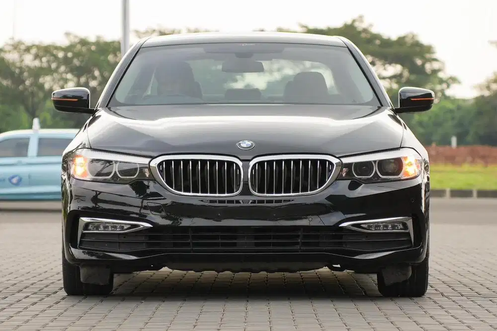 Pride Power Attitude! BMW 520i Luxury 2018 Black Bergaransi