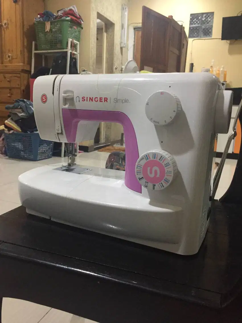 Mesin jahit portable Singer Simple