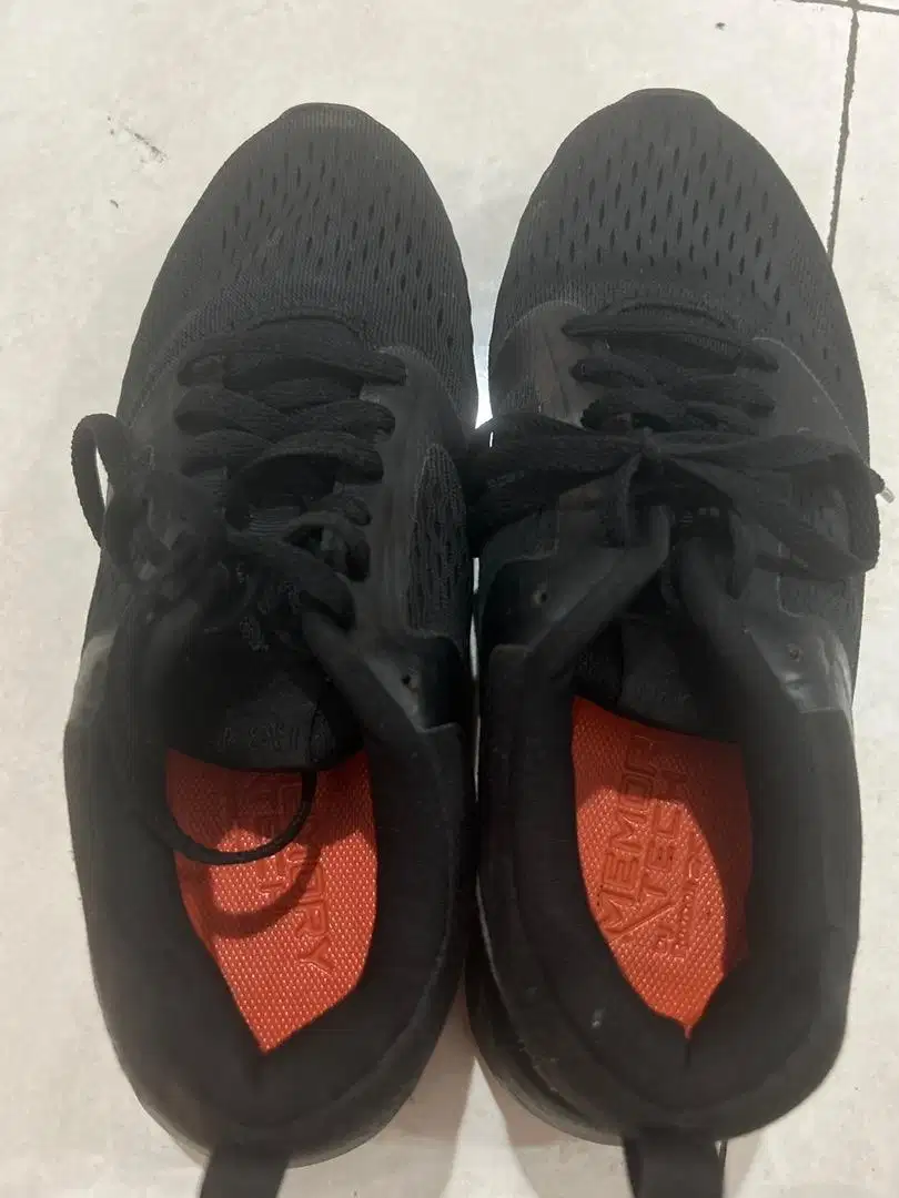 Sepatu hitam Reebok