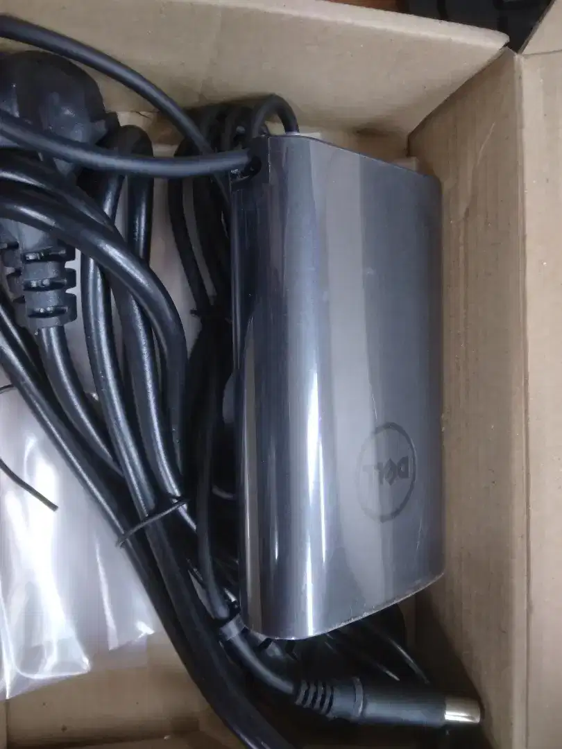 Adapter dell input 100-240V 1.7 50-60 Hz output 19,5V 65 watt