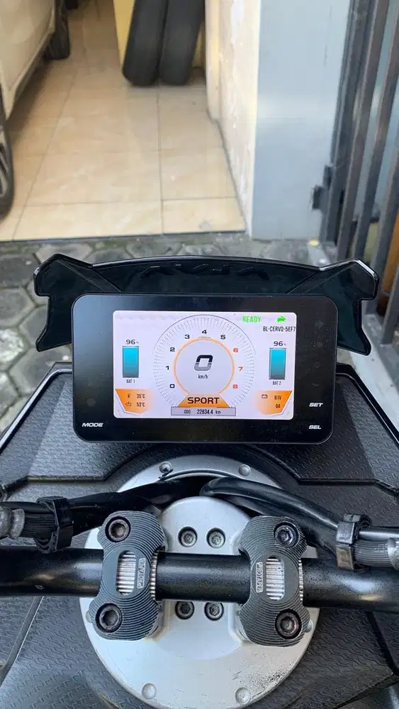 Motor listrik Alva Cervo Hitam 2023