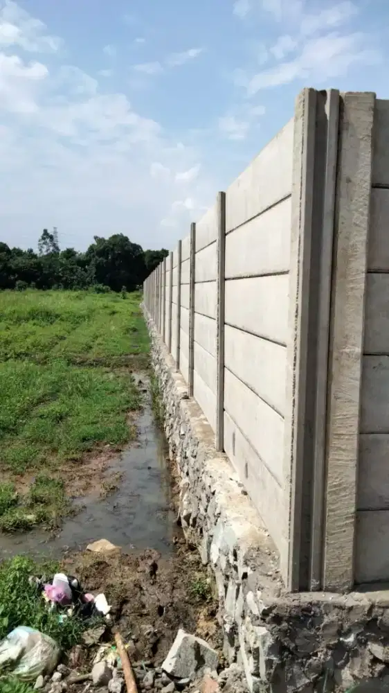 Pagar panel terpasang