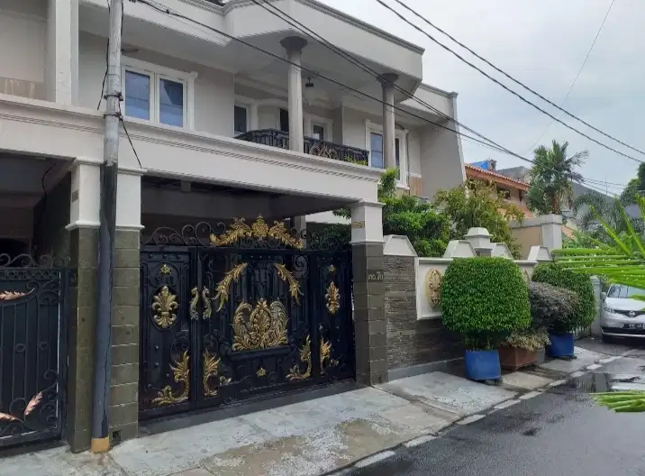 Rumah Minimalis modern di Tebet Timur, Jalan 2 mobil, depan taman