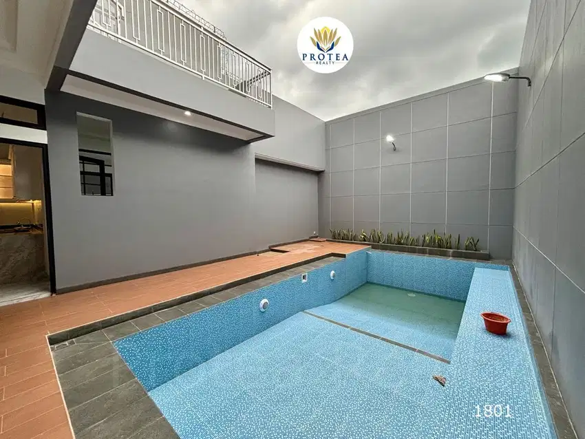 Rumah Minimalis Modern dengan Kolam Renang di di Jalan Utama
