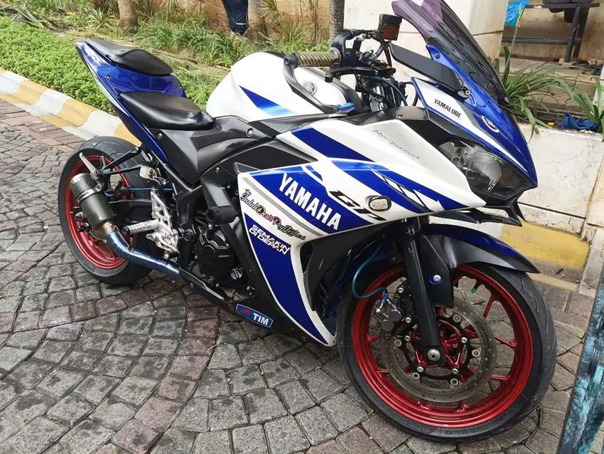 Yamaha R25 biru putih