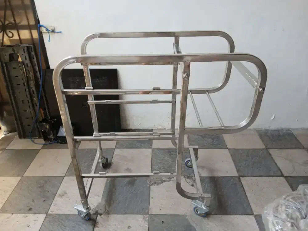 Troli pengumpul piring kotor