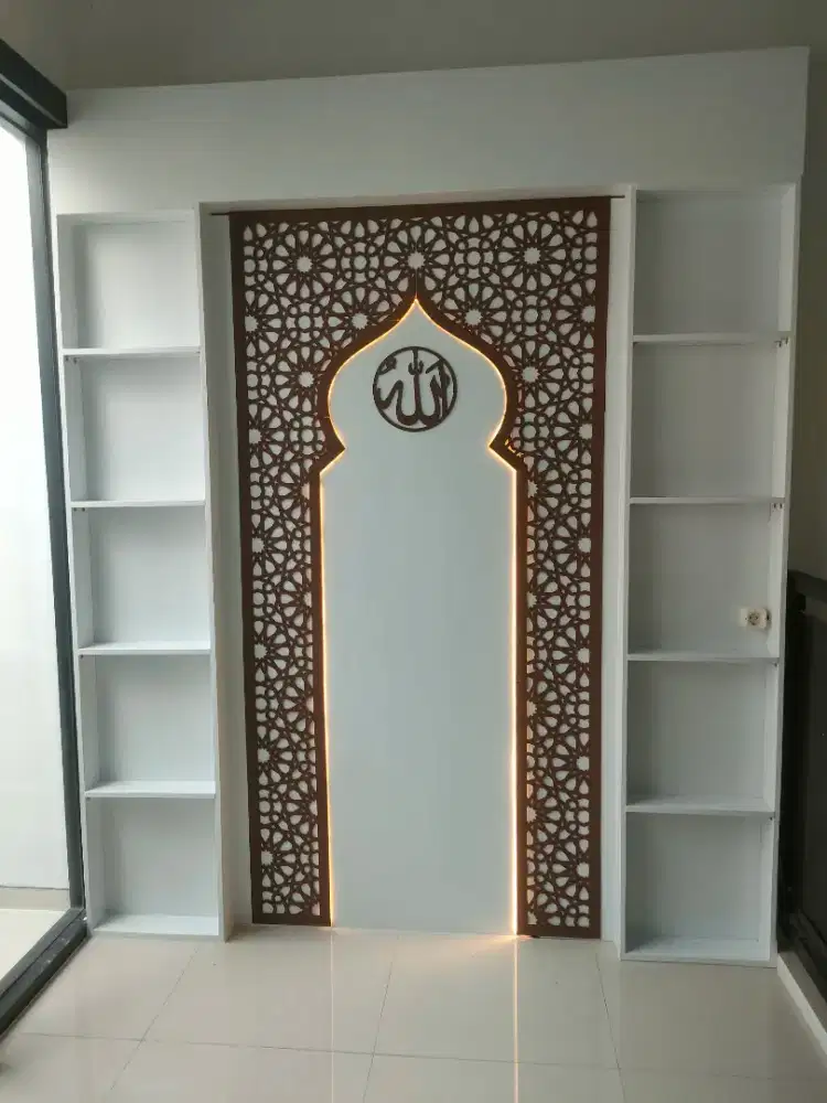 Mihrab dan backdrop mushola
