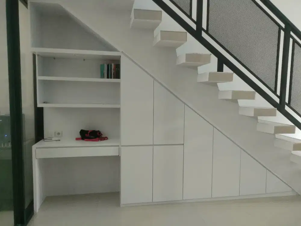 Kabinet lemari bawah tangga minimalis