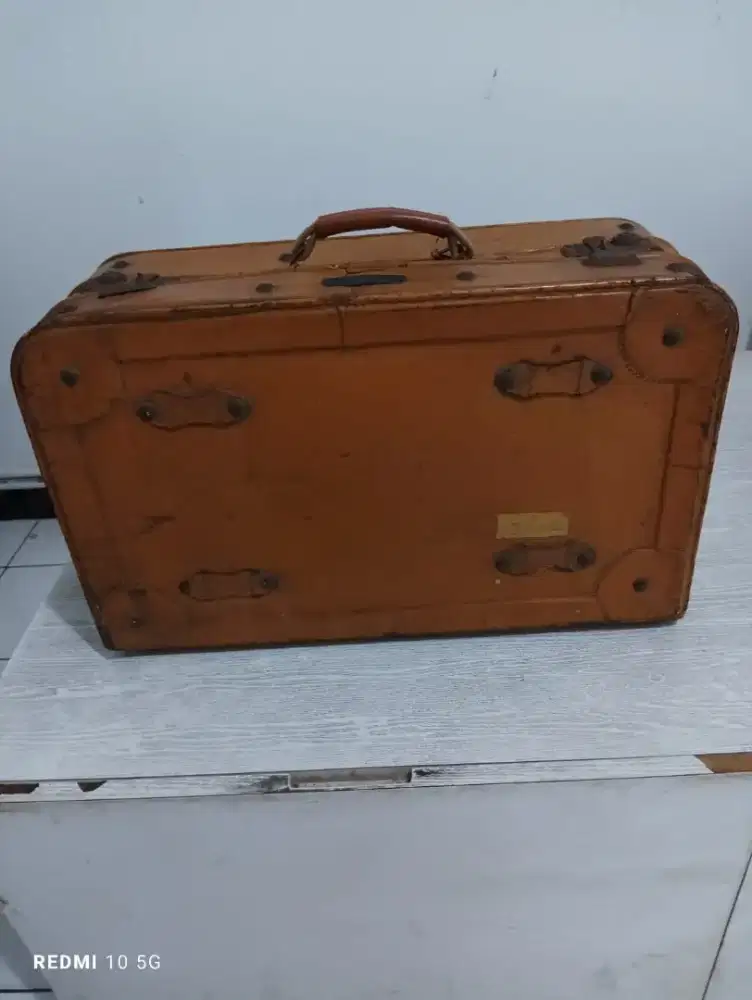 Di jual koper kulit antik