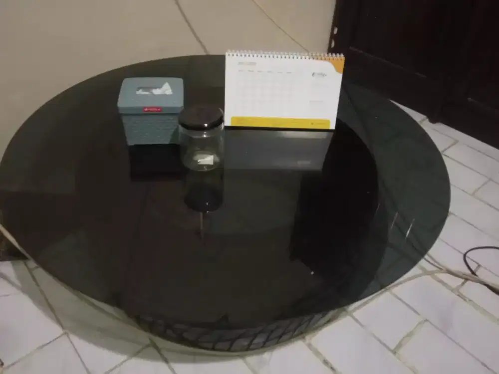 Meja kaca bulat