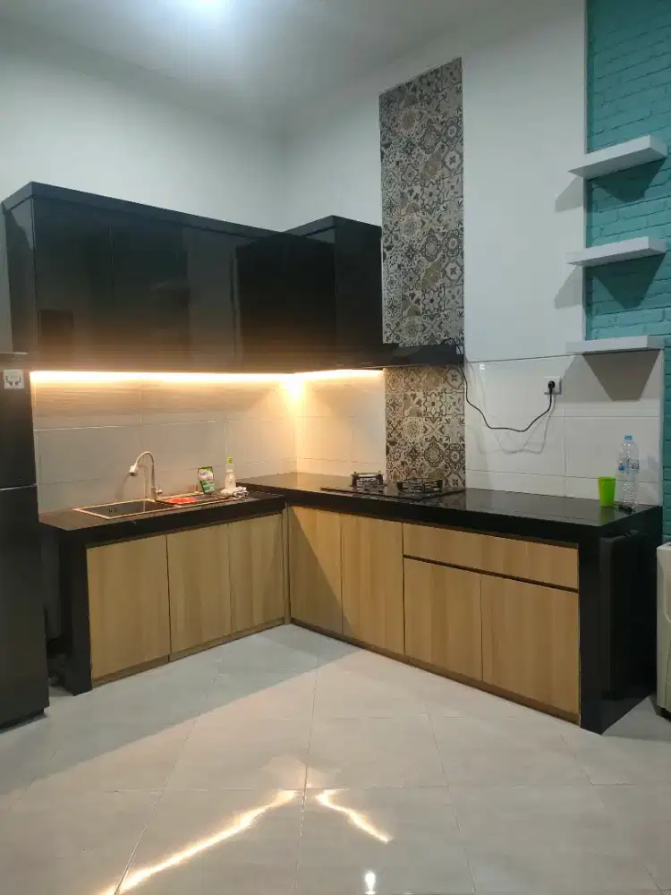 Kitchenset pantry atas bawah minimalis