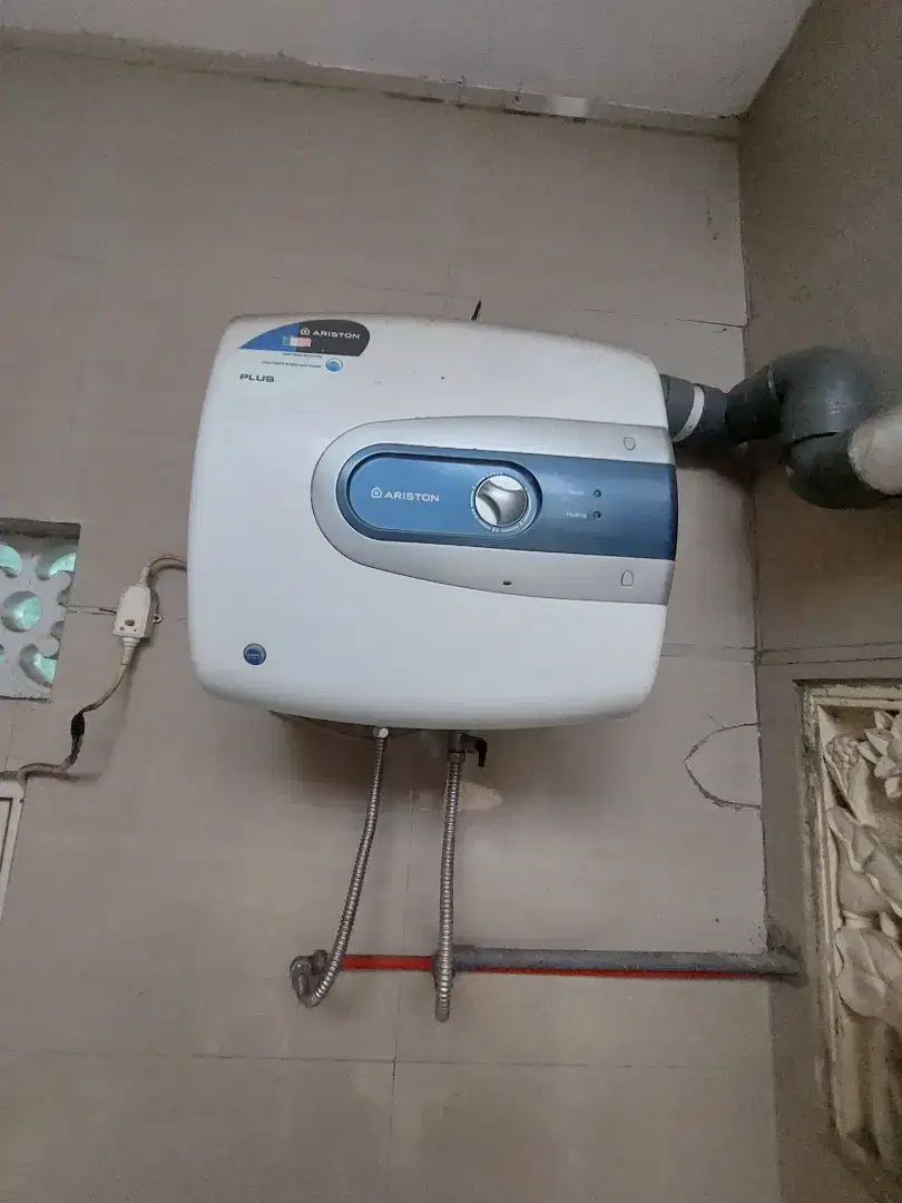 Di jual water heater/pemanas air merk Ariston