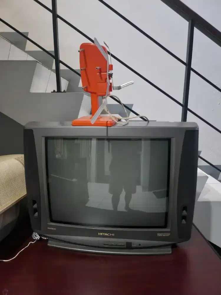 TV tabung merk Hitachi 21 inc mulus nyala normal