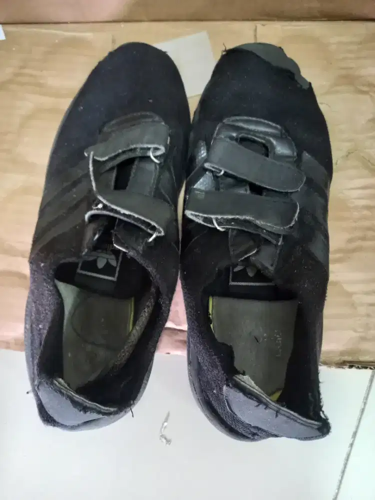Di jual sepatu  sekolah  merk  adidas. Msh lmyn bagus