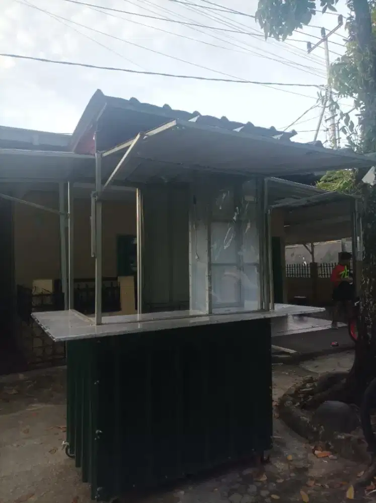 Booth Container