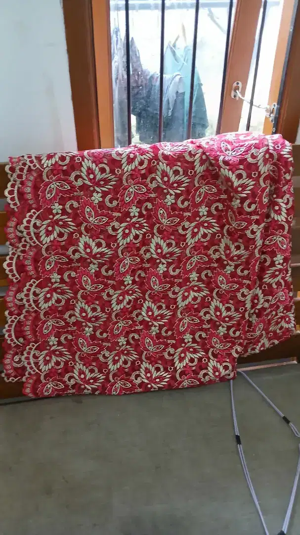 Bahan pakaian bordiran timbul