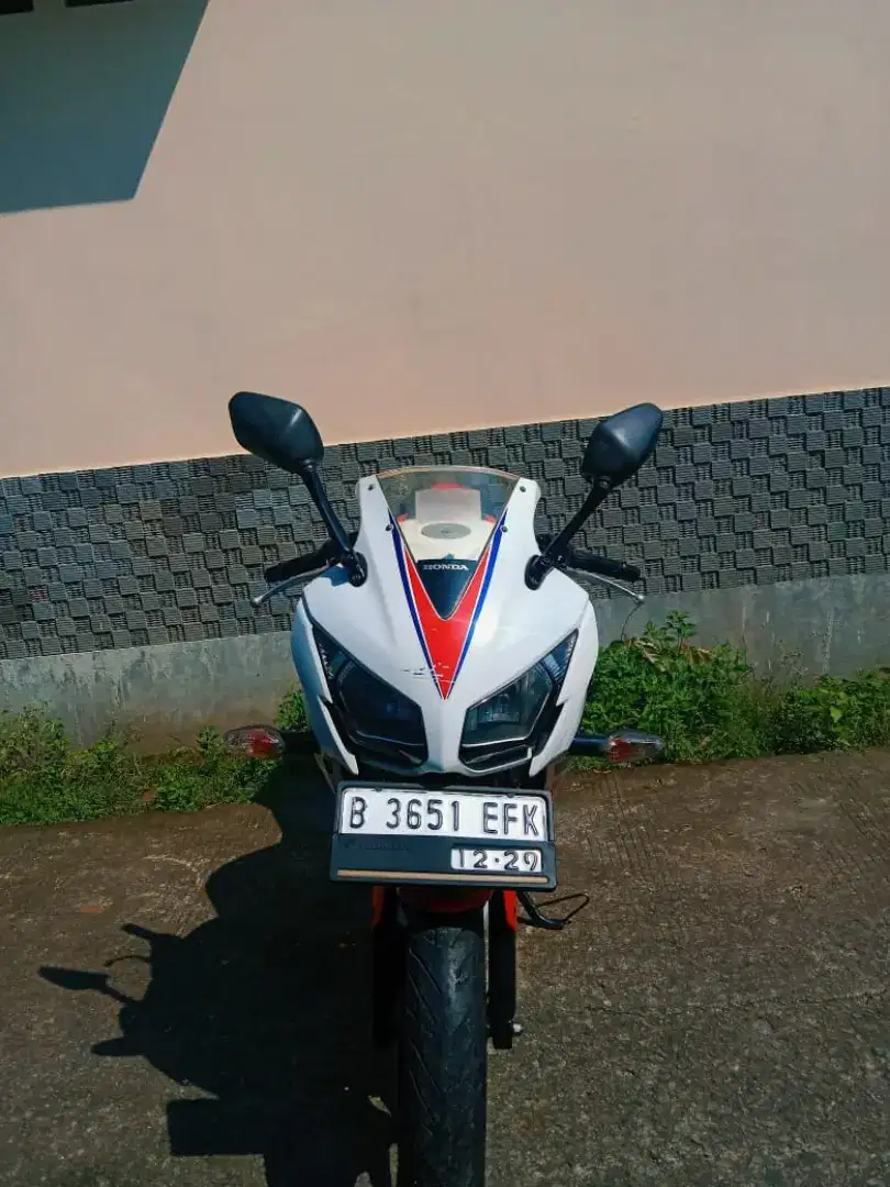 Nia:CBR 150 PLAT B DEPOK PAJAK HIDUP NEGO TIPIS