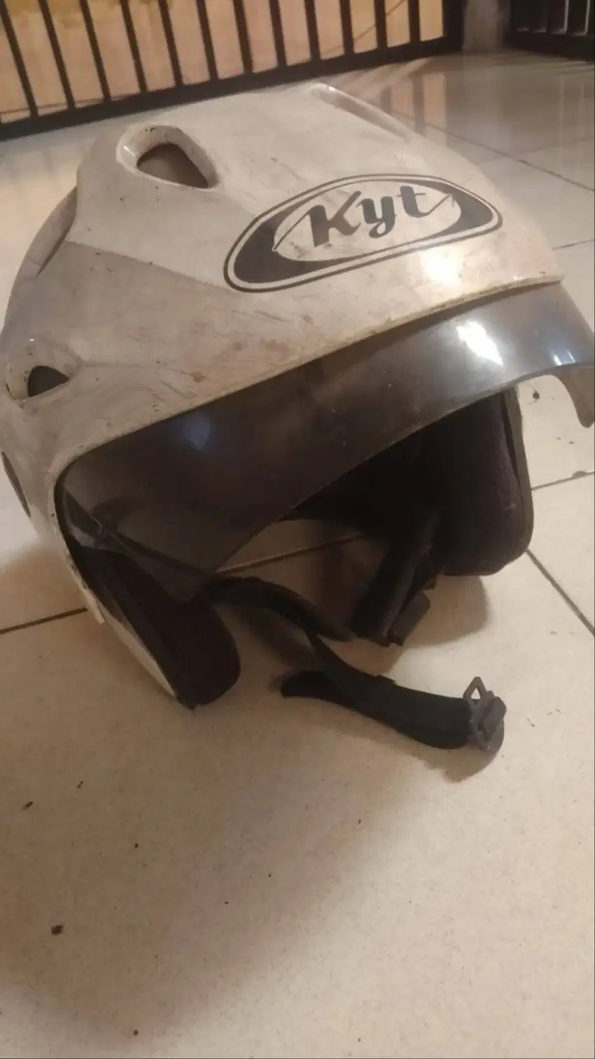 Helm KYT warna putih