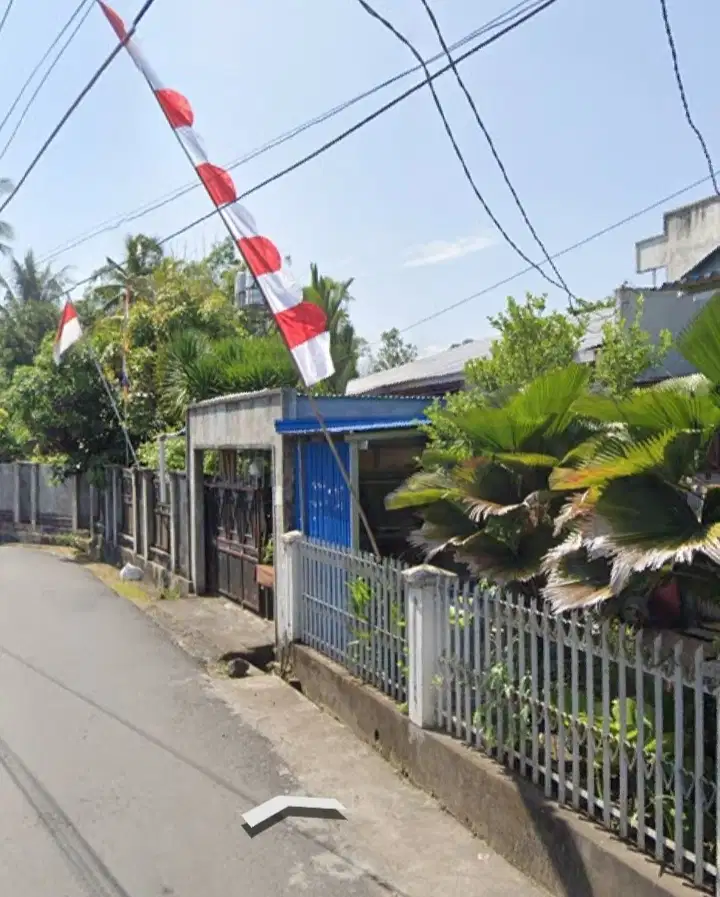 Disewakan rumah di Jln Krida Malalayang dengan parkiran luas