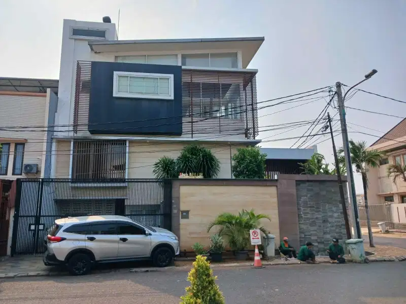 Rumah hook, 3 lantai, full furnish, hdp utara timur di Citra 2 ex