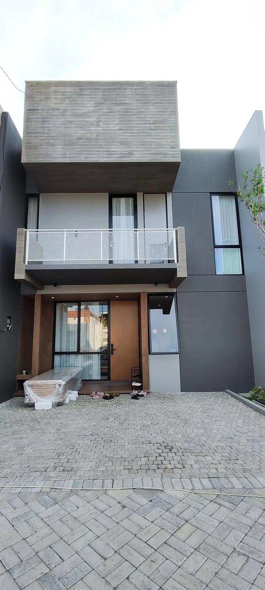 Rumah Central Park MERR, Baru Gress, Layout Ciamik, Banyak Bonus