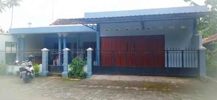 Rumah luas tepi jalan area Medari Sleman