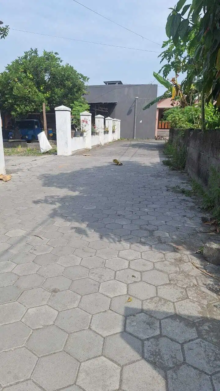 Tanah dan bangunan rumah dekat stadion maguwoharjo