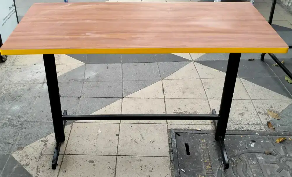 Meja makan Rangka besi