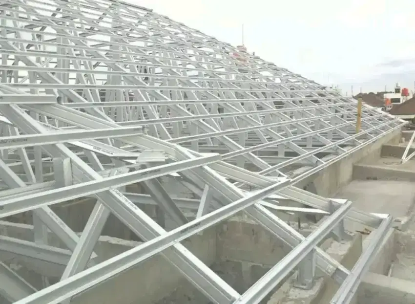 Tukang renovasi dan atap